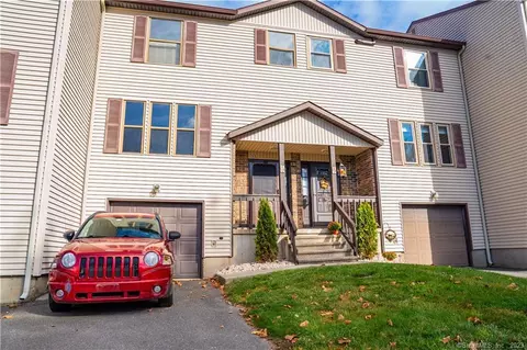 55 Barn Finch Cir #55, Naugatuck, CT 06770