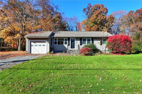 135 Rockledge Rd, Wallingford, CT 06492