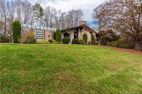 3 Squire Ln, Shelton, CT 06484