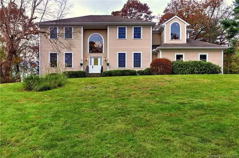 1 Abbey Ln, Newtown, CT 06470