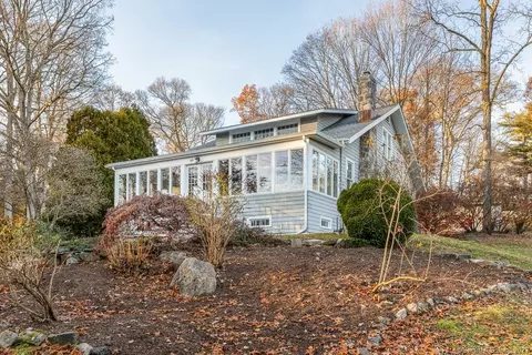 49 Marva Ln, Stamford, CT 06903