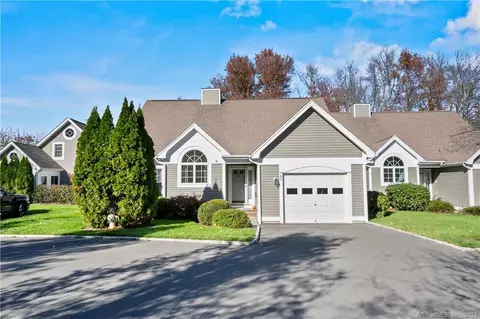 40 Carrie Cir #40, Fairfield, CT 06825