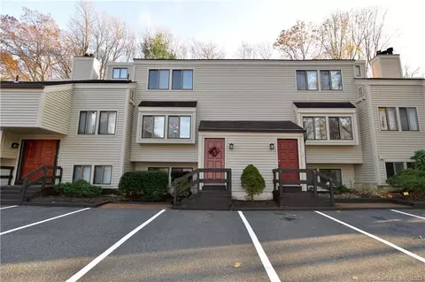 15 Brooks Ln #15, Brookfield, CT 06804