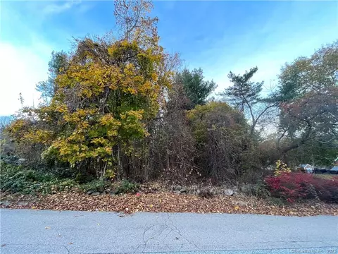 16 Roselund Hill Rd, Montville, CT 06353