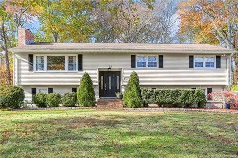 33 Garnet Rd, Trumbull, CT 06611