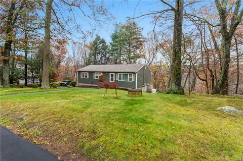 8 Carol Ann Dr, Newtown, CT 06470