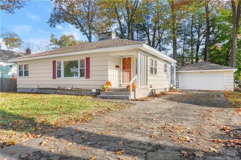 18 Pierce Ln, Naugatuck, CT 06770