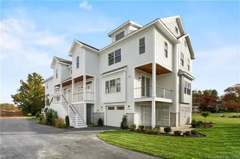 725 S Pine Creek Rd #4, Fairfield, CT 06824