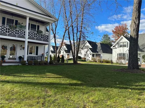 17 Augusta Cir #17, Moodus, CT 06469