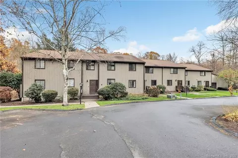 2 Pond Hollow Dr #2, Hamden, CT 06514