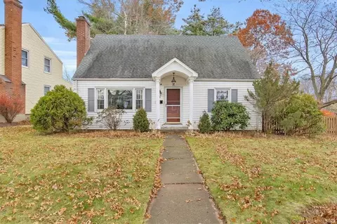 4 Shadow Ln, West Hartford, CT 06110