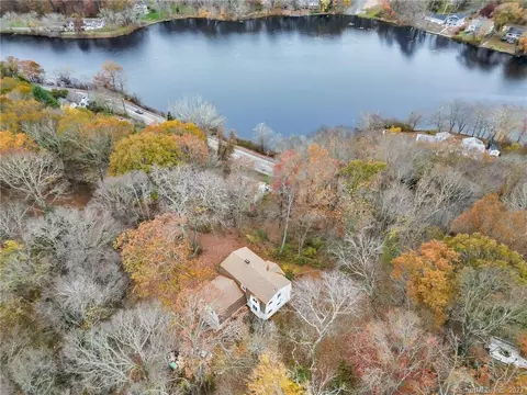 12 Oak Hill Dr, East Lyme, CT 06357