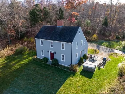 11 Old Turnpike Rd, Haddam, CT 06438