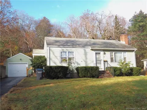 20 Village St, Manchester, CT 06040