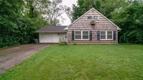 567 Palmetto Rd, Bridgeport, CT 06606