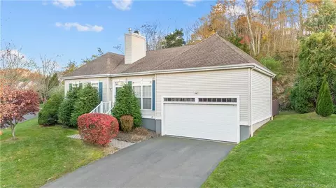 18 Lakeview Dr #18, Branford, CT 06405