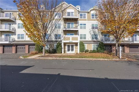 34 Schoolhouse Dr #203, West Hartford, CT 06107