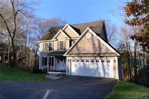 37 Ledge Rd, Plainville, CT 06062