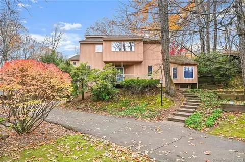 7 Beechwood Rd, Farmington, CT 06032