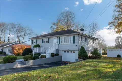 8 Deerfield Rd, Waterford, CT 06385