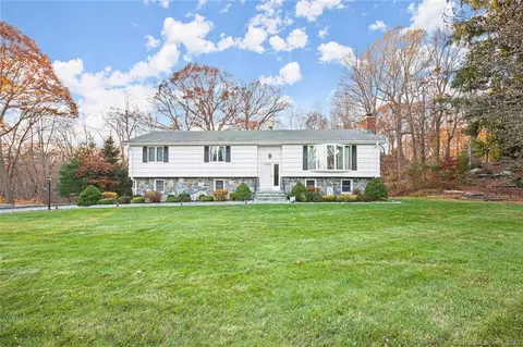 17 Rosellen Dr, Trumbull, CT 06611