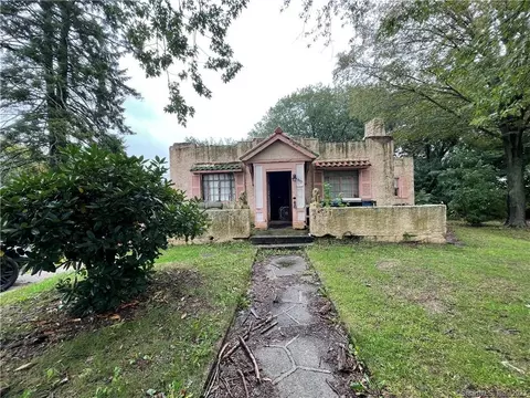 805 Jefferson Ave, Waterford, CT 06385