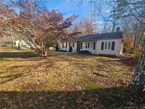 17 Center Dr, Ledyard, CT 06339