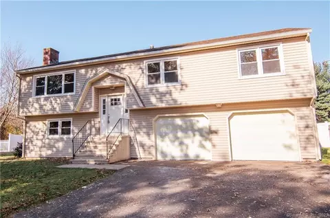 35 Squire Ct, Milford, CT 06460