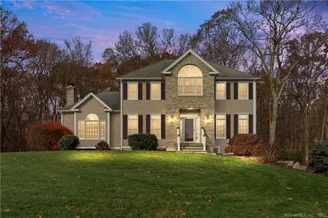 7 Old Hwy, Monroe, CT 06468