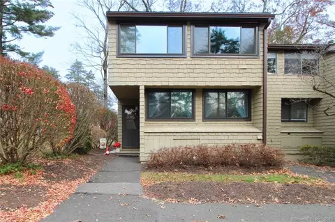 4 Gillette Ct #A, Simsbury, CT 06070