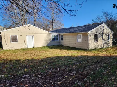 15 Lester Ave, Norwich, CT 06360