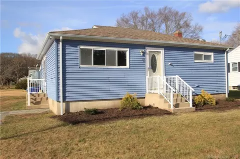 12 Lark St, Waterford, CT 06385