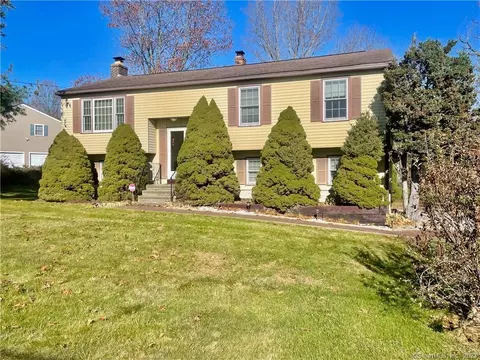 17 Heritage Dr, Seymour, CT 06483