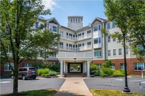 1 King Philip Dr #118, West Hartford, CT 06117