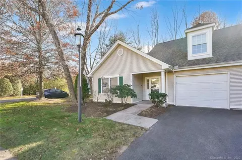 10 Henley Way #10, West Hartford, CT 06117