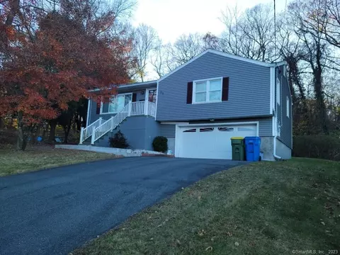 27 Bridle Spur Dr, Waterbury, CT 06708