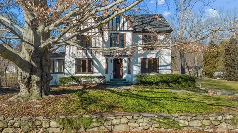 98 Overbrook Dr, Stamford, CT 06906