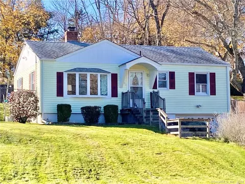 608 Vauxhall St Ext, Waterford, CT 06385