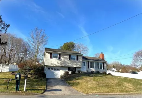 7 Clark Pl, Quaker Hill, CT 06375
