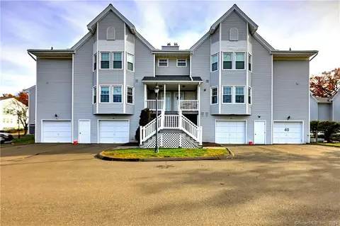 40 Greenview Ln #40, Milford, CT 06461