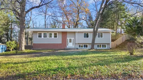 18 Parkwood Dr, Windsor, CT 06095