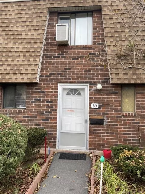 65 Wakefield Cir #65, East Hartford, CT 06118