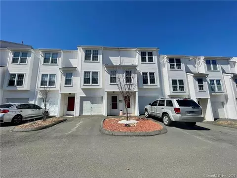 52 Deerwood Ln #5, Waterbury, CT 06704