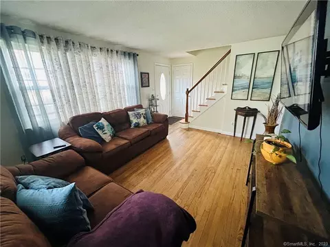 21 Acorn St, New Britain, CT 06051