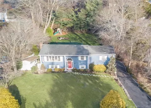 32 Hogan Trl, Westport, CT 06880