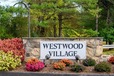 55 Mill Plain Rd #33-11, Danbury, CT 06811