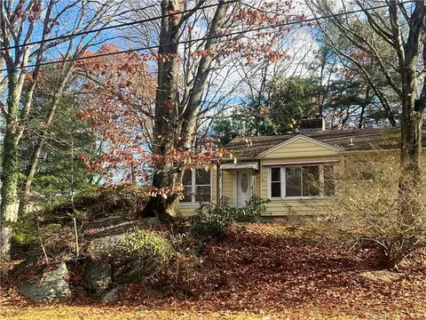 17 S Forest Cir, West Haven, CT 06516
