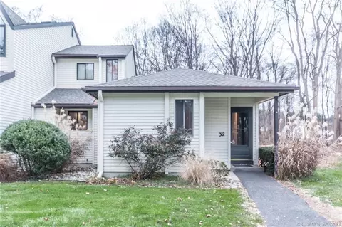 32 Simsbury Lndg #32, Simsbury, CT 06070