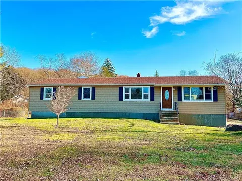 4 Seneca Dr, Trumbull, CT 06611