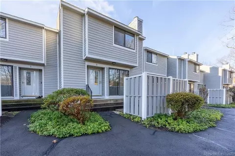 6 Ives Hill Ct #6, Cheshire, CT 06410